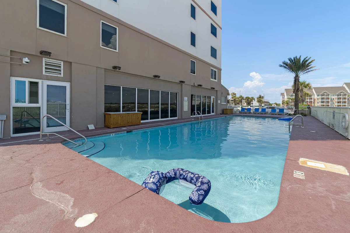 Gulf-Front Condo with Pool, Hot Tub & Sauna — photo 2