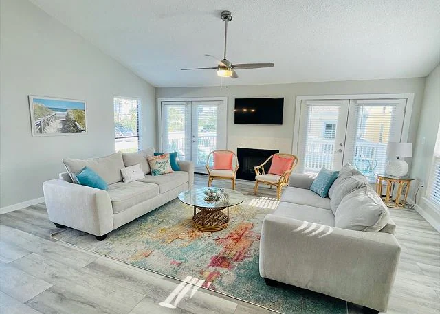 Cozy 3BR Townhome w/ Free Beach Service & Golf