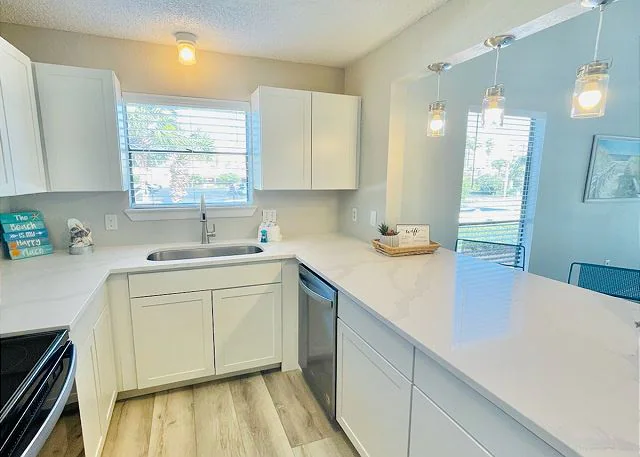 Cozy 3BR Townhome w/ Free Beach Service & Golf — photo 2