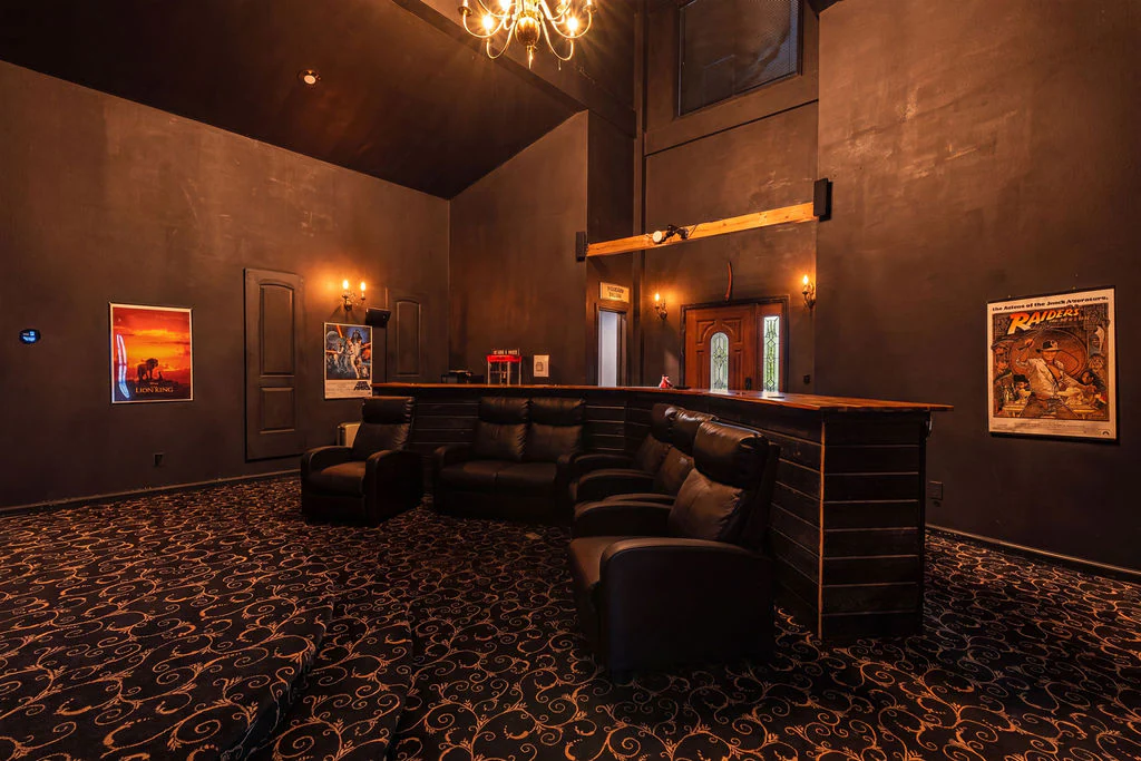 Ski Mountain Manor: Big Screen, Bigger Memories — photo 4