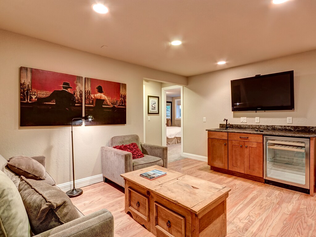 4Bed 3Bath Downtown - hot tub/mtn views/grass yard — photo 3