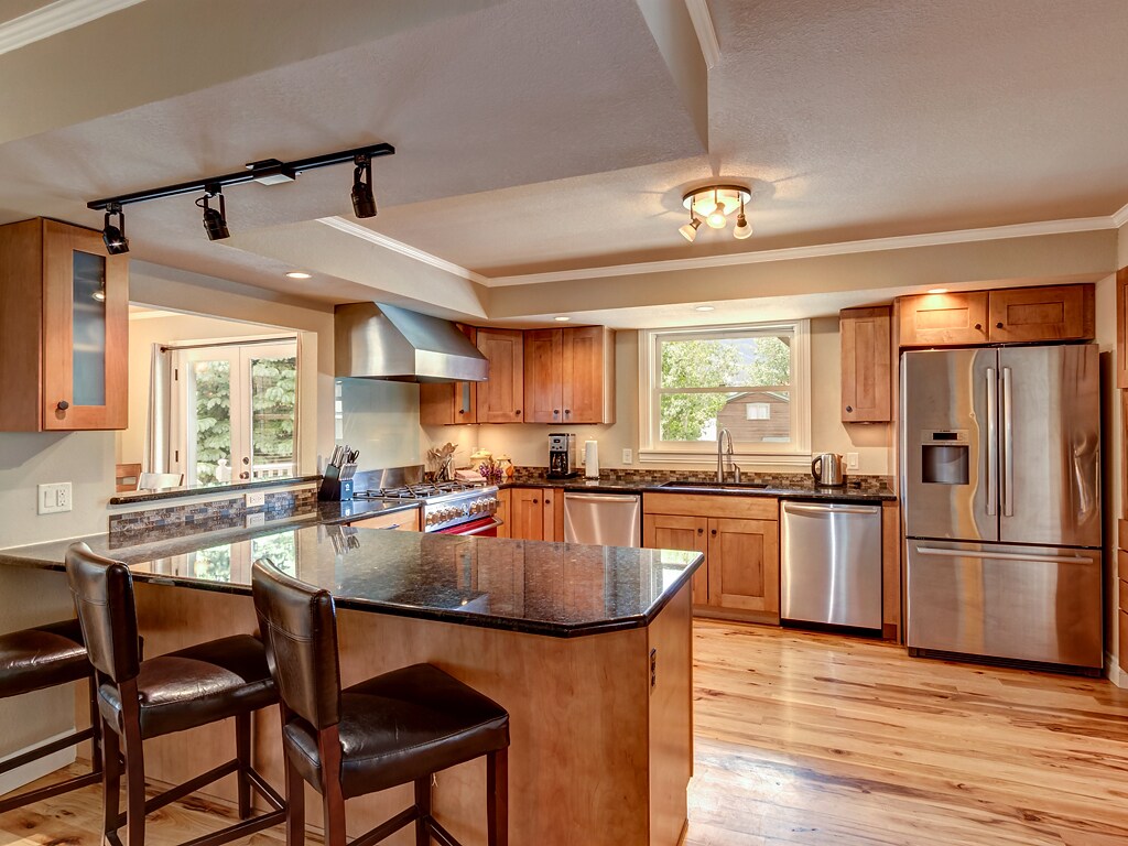 4Bed 3Bath Downtown - hot tub/mtn views/grass yard — photo 5