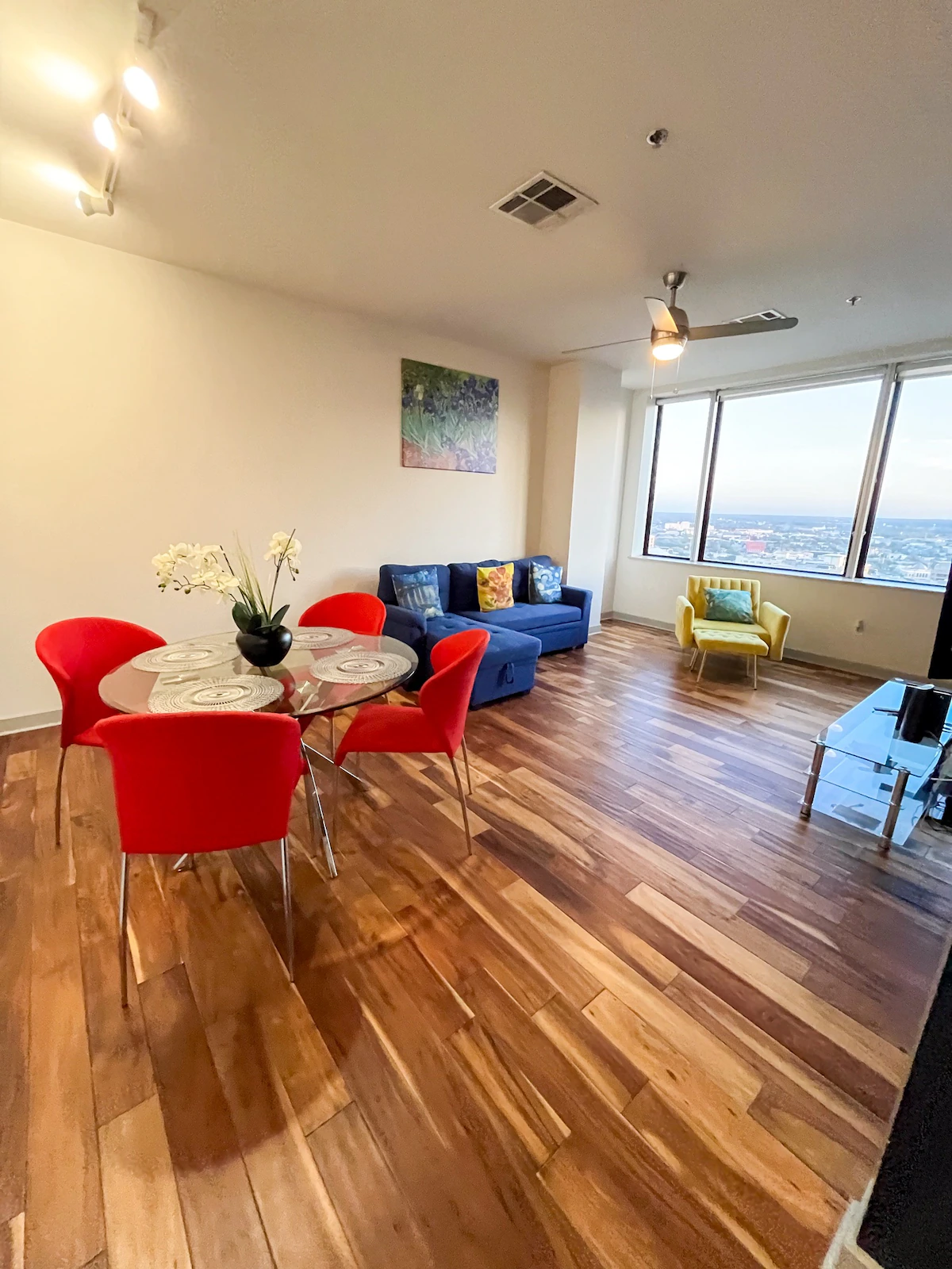 Downtown view, King Bed, Quiet, Free Parking, Pool — photo 3