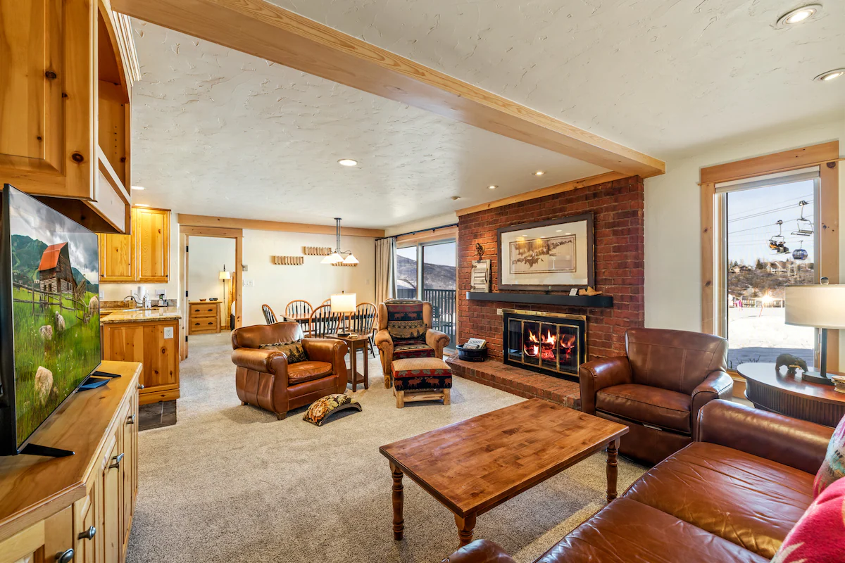 Bear Claw 103 Ski-In/Out Condo + Ski Shuttle! — photo 2
