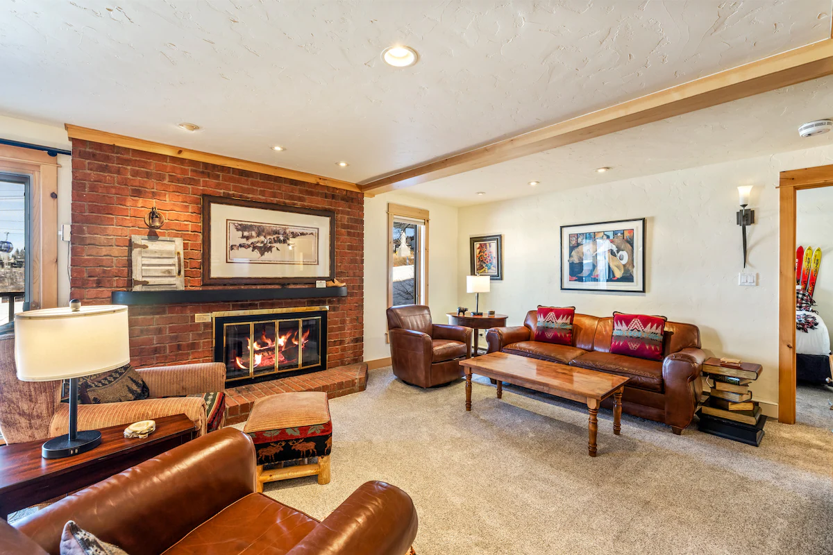 Bear Claw 103 Ski-In/Out Condo + Ski Shuttle! — photo 3