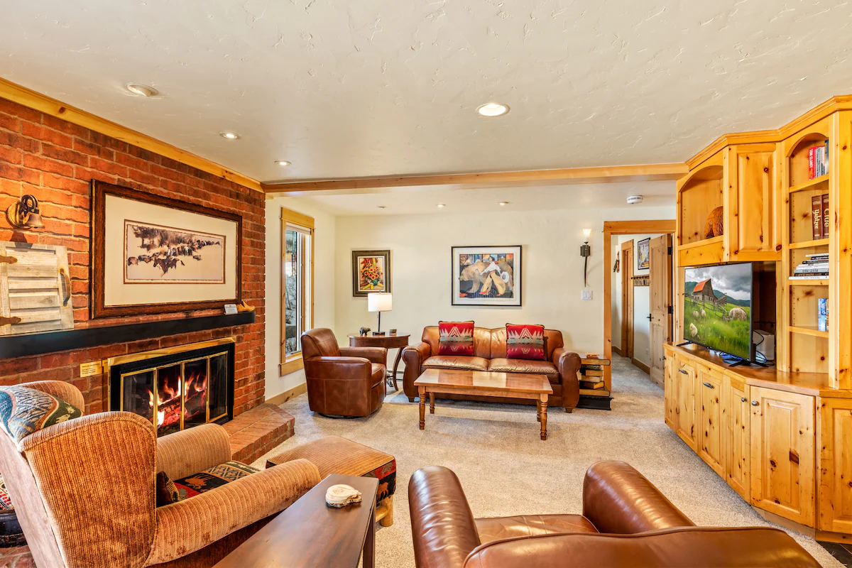 Bear Claw 103 Ski-In/Out Condo + Ski Shuttle! — photo 4