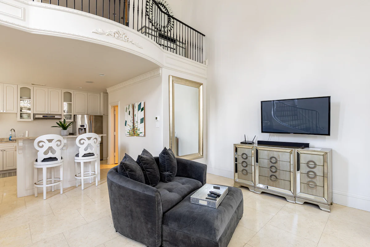 Luxurious Modern Italian Style Guest Home — photo 5