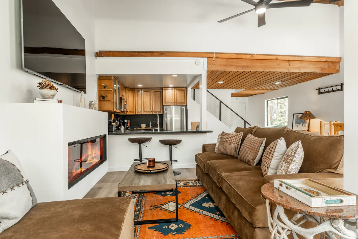 Newly Remodeled Walk to Ski Condo 615 — photo 2