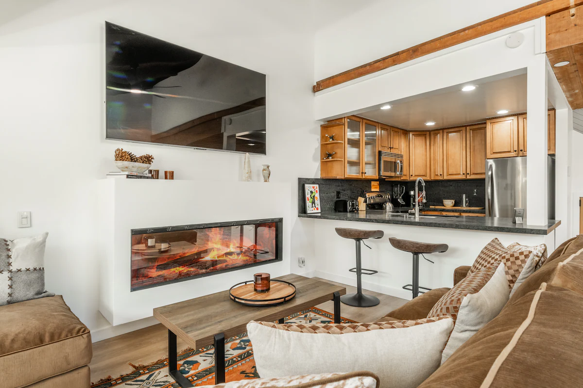 Newly Remodeled Walk to Ski Condo 615 — photo 3