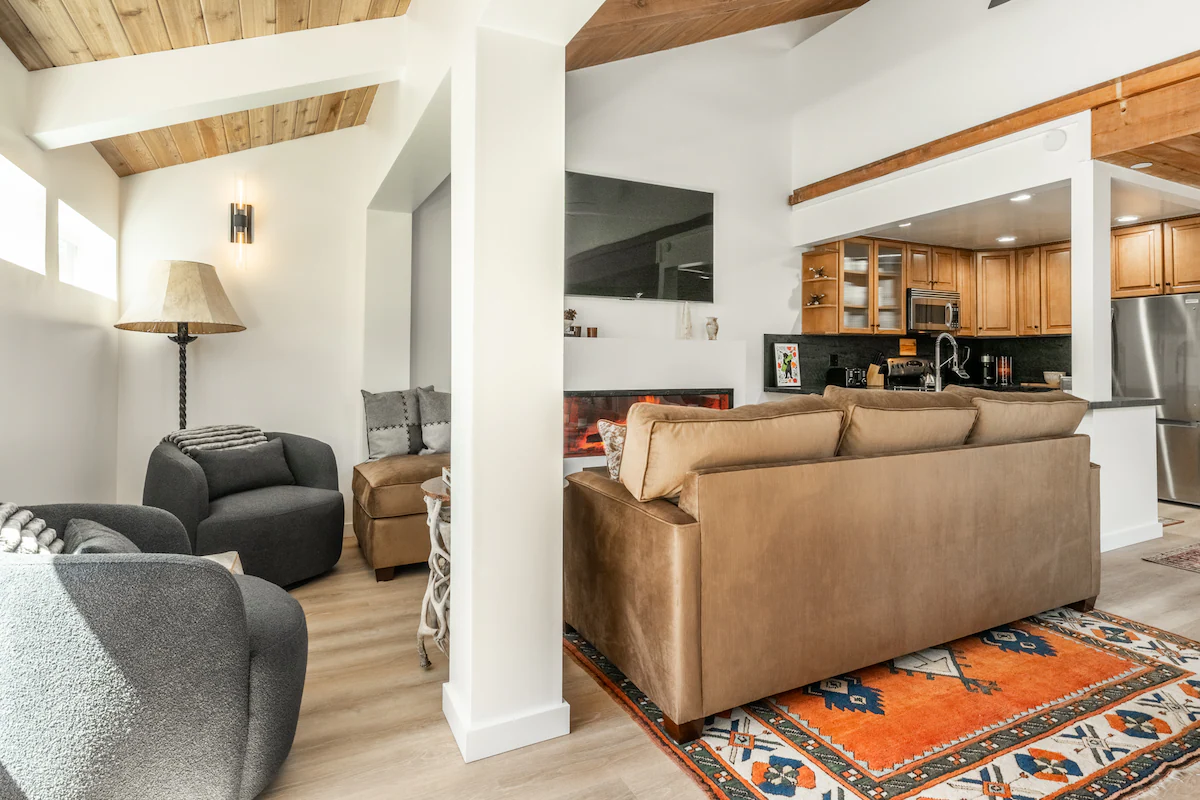 Newly Remodeled Walk to Ski Condo 615 — photo 5