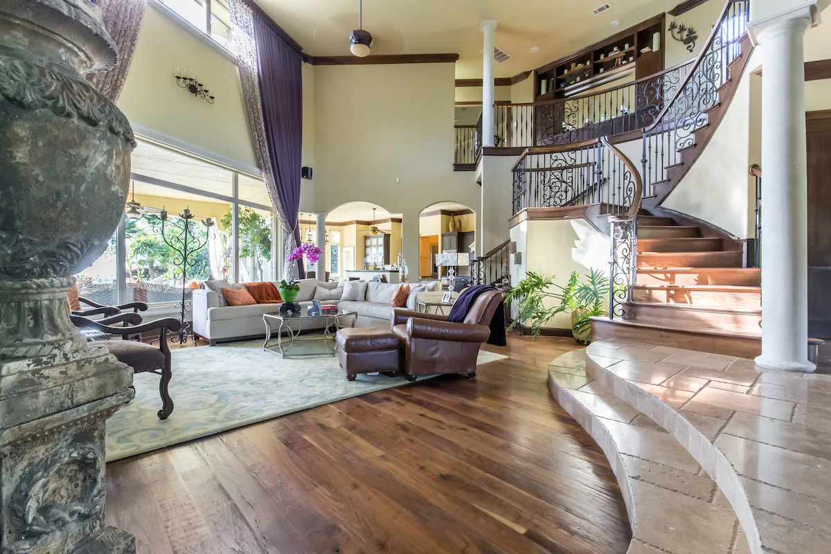 Mini Mansion in Dallas Hill Country — photo 3