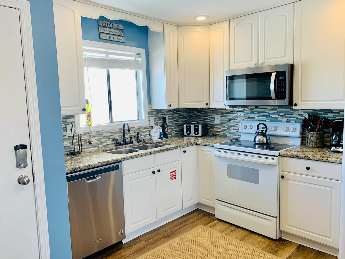 Beachside 2BR | Free Beach Service & Sunset Views — photo 3