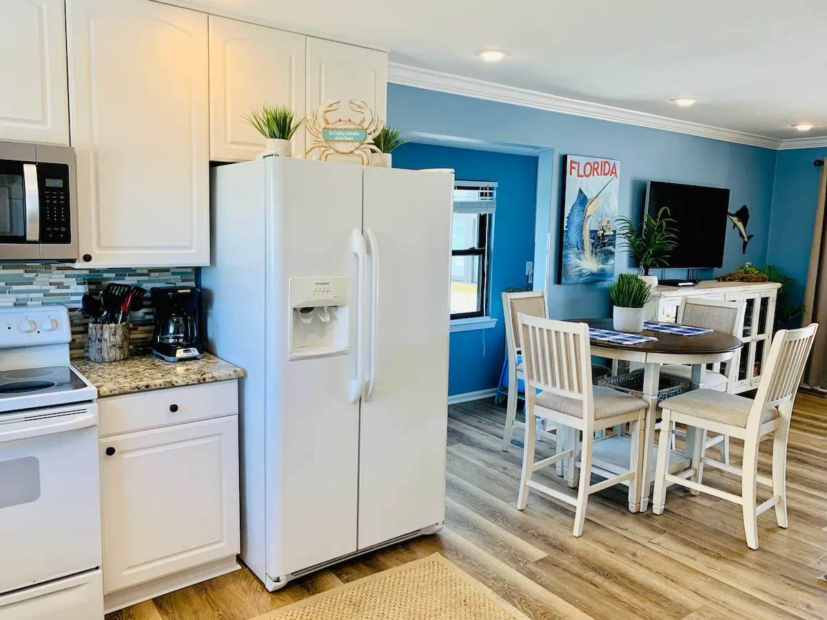 Beachside 2BR | Free Beach Service & Sunset Views — photo 5