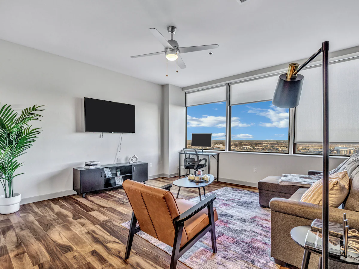 Luxury apt King Bed+ Indoor Parking+Pool+Gym+2TV's — photo 2