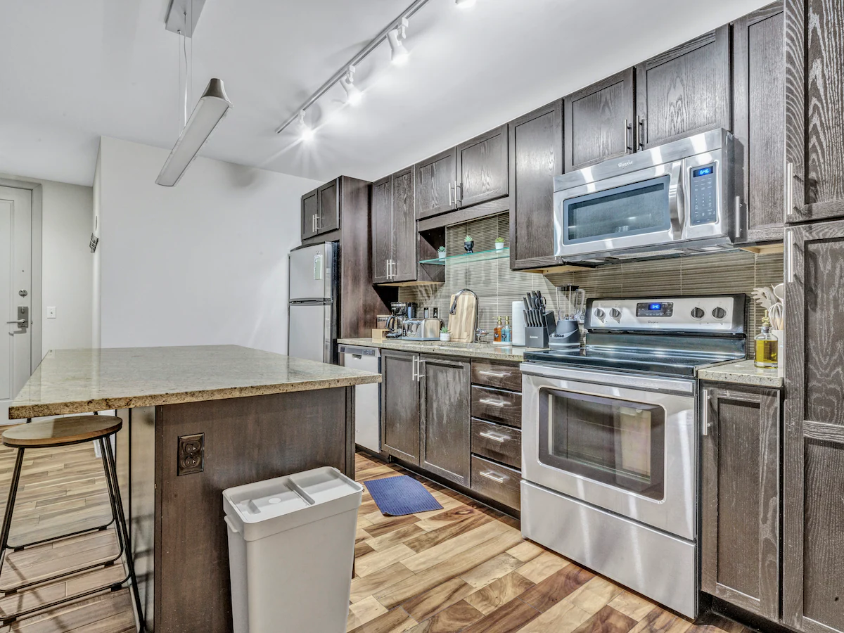 Luxury apt King Bed+ Indoor Parking+Pool+Gym+2TV's — photo 3