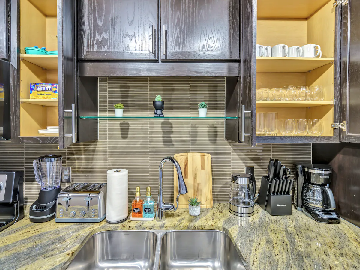 Luxury apt King Bed+ Indoor Parking+Pool+Gym+2TV's — photo 4