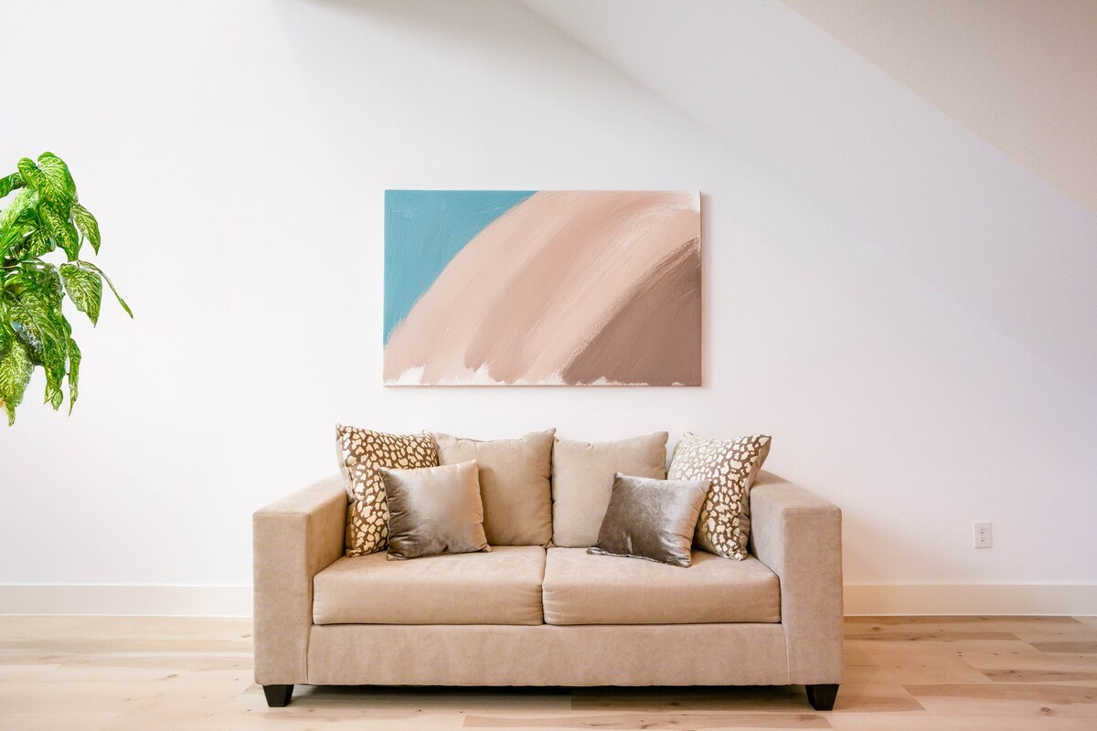 Modern Design 3BR +2 Living Rooms + High Ceilings — photo 4