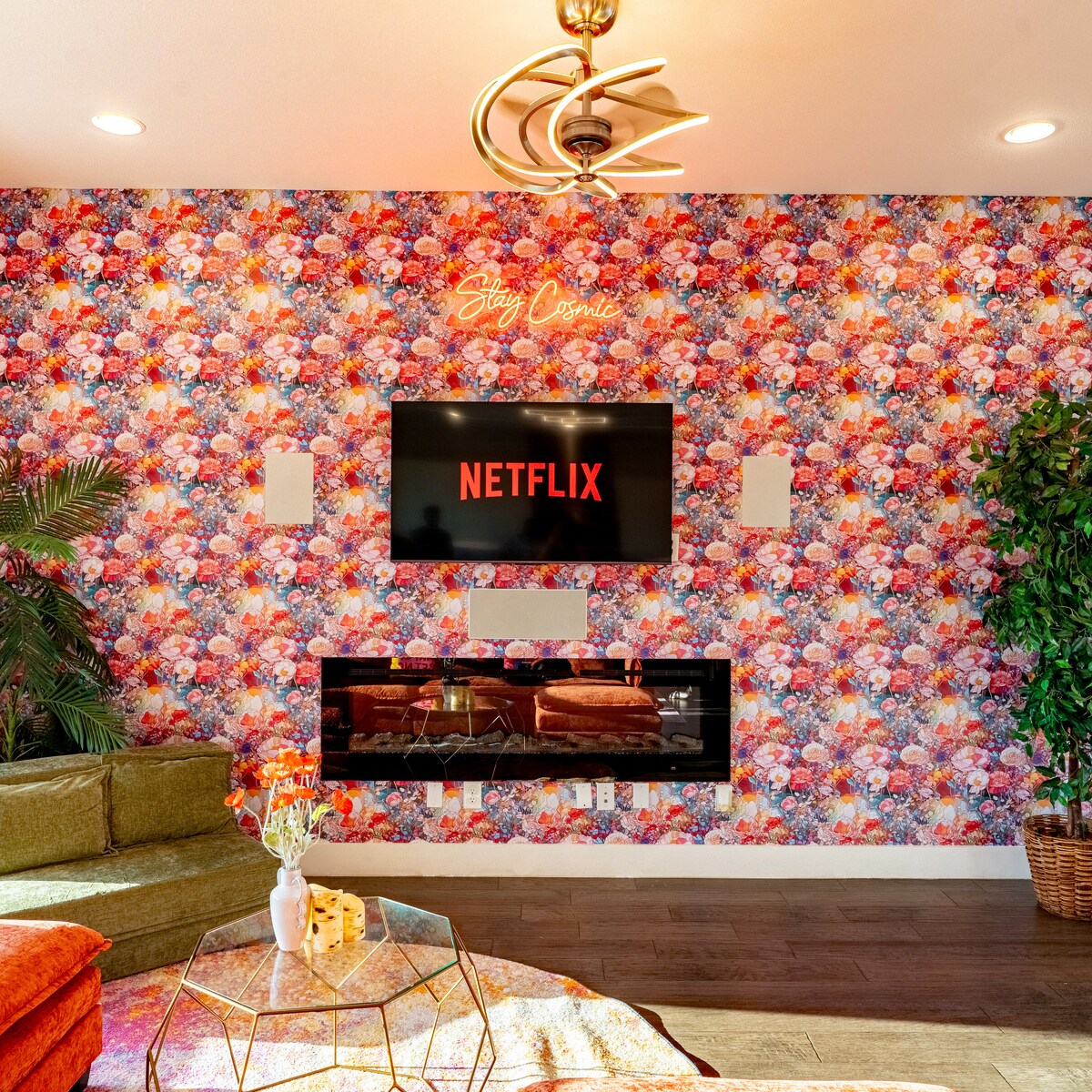 Home in Dallas · ★4.69 · 3 bedrooms · 6 beds · 2.5 private baths — photo 2