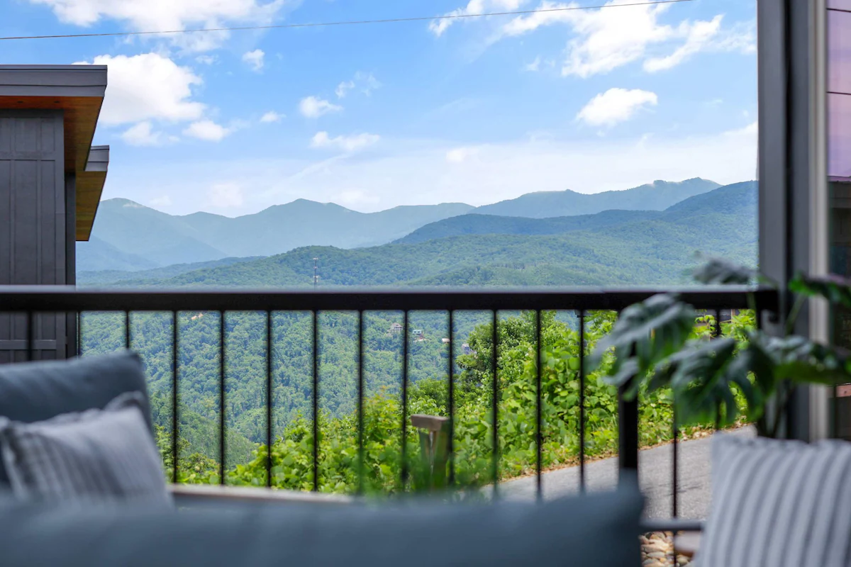 Cub Mountain View | Hot Tub + Sauna + Views — photo 2