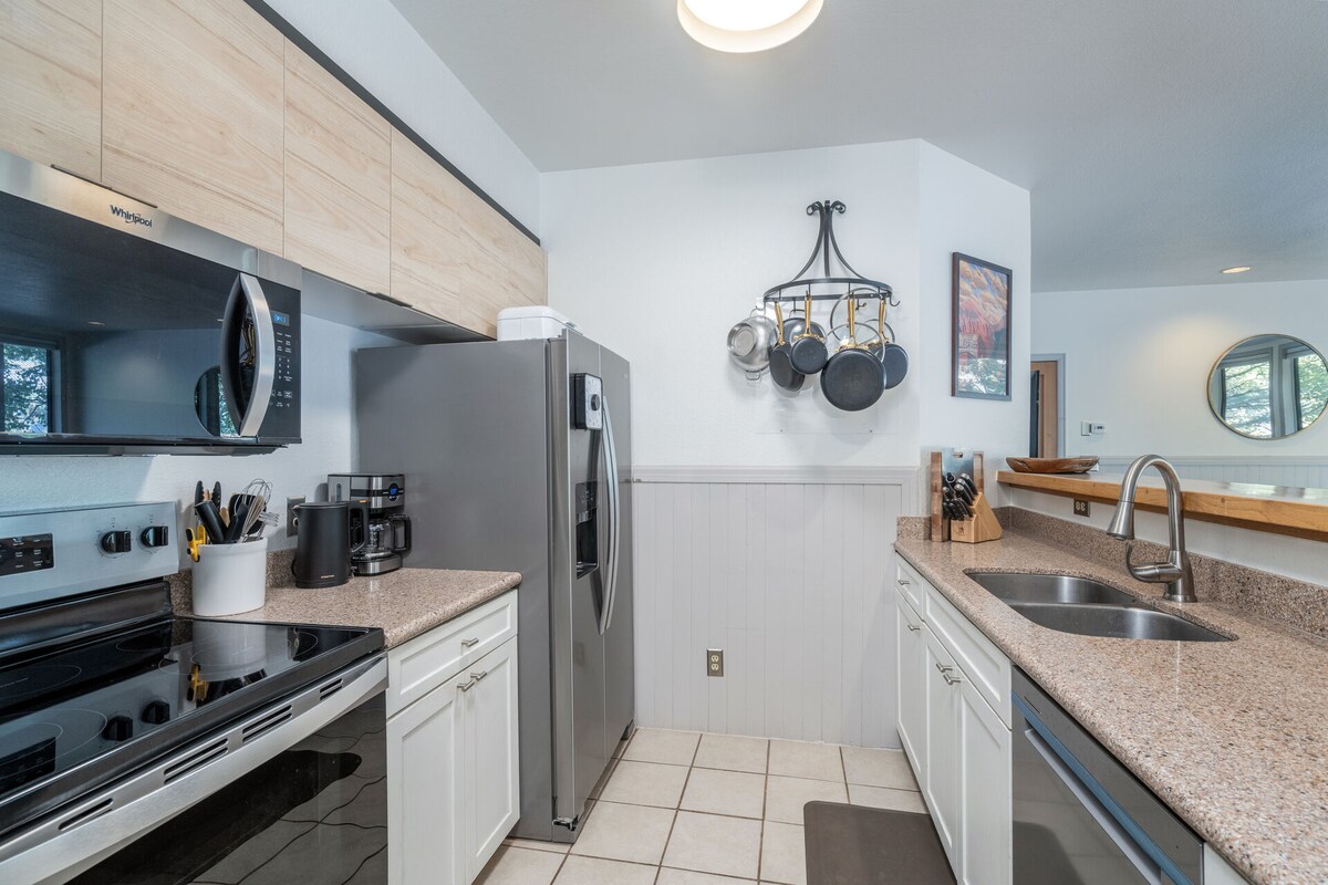 Spacious 3BR condo steps to the Lift 7 Chairlift — photo 4