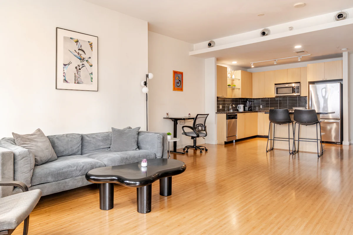 High-Rise Suite | City View Balcony with Amenities — photo 2