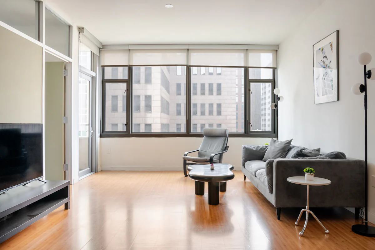 High-Rise Suite | City View Balcony with Amenities — photo 5