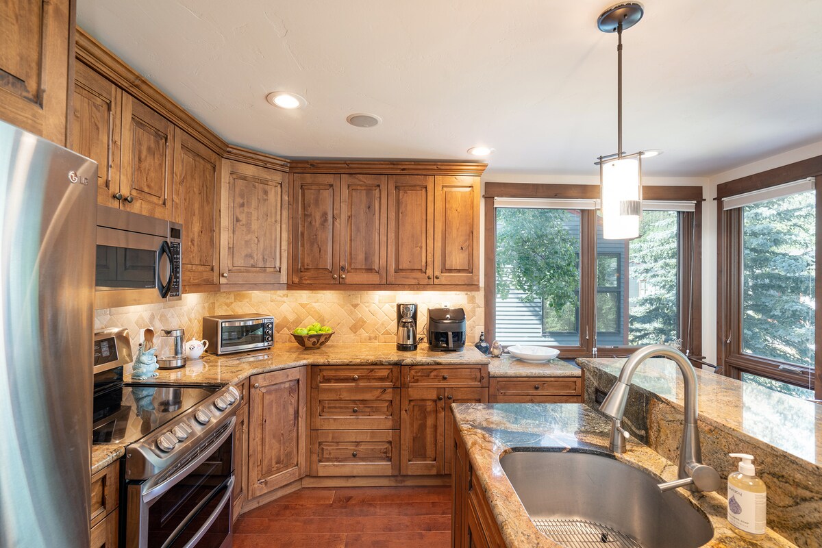 Fireside Hideaway | 1BR Near Lift 7 — photo 2