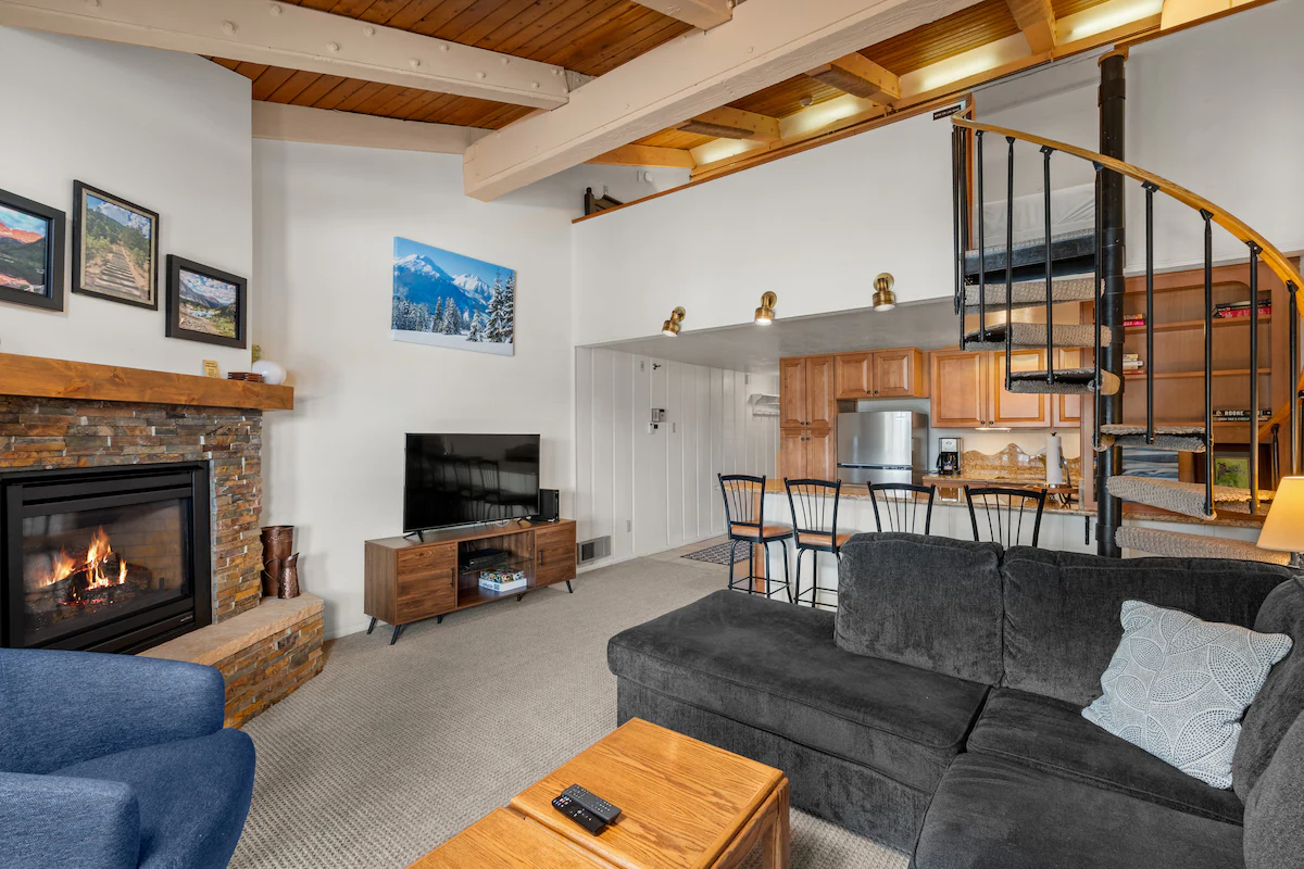 Crestwood 3312 Standard 1 Bedroom Plus Loft — photo 3