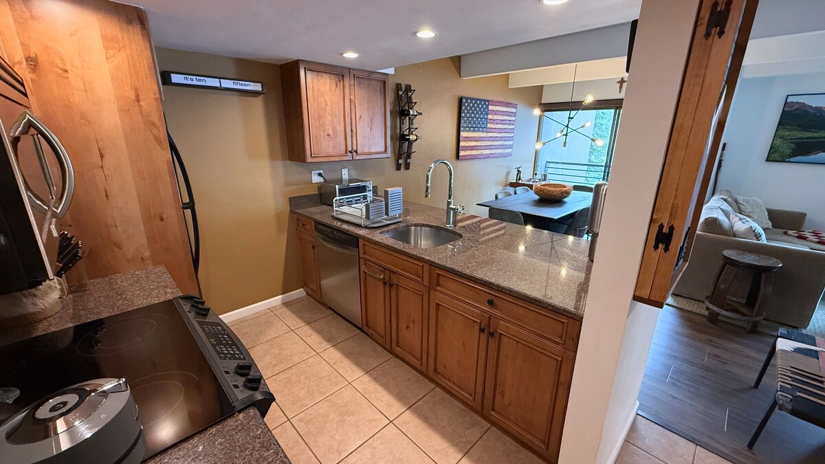 Pet Friendly - Vail Mtn Views in Updated Condo — photo 5