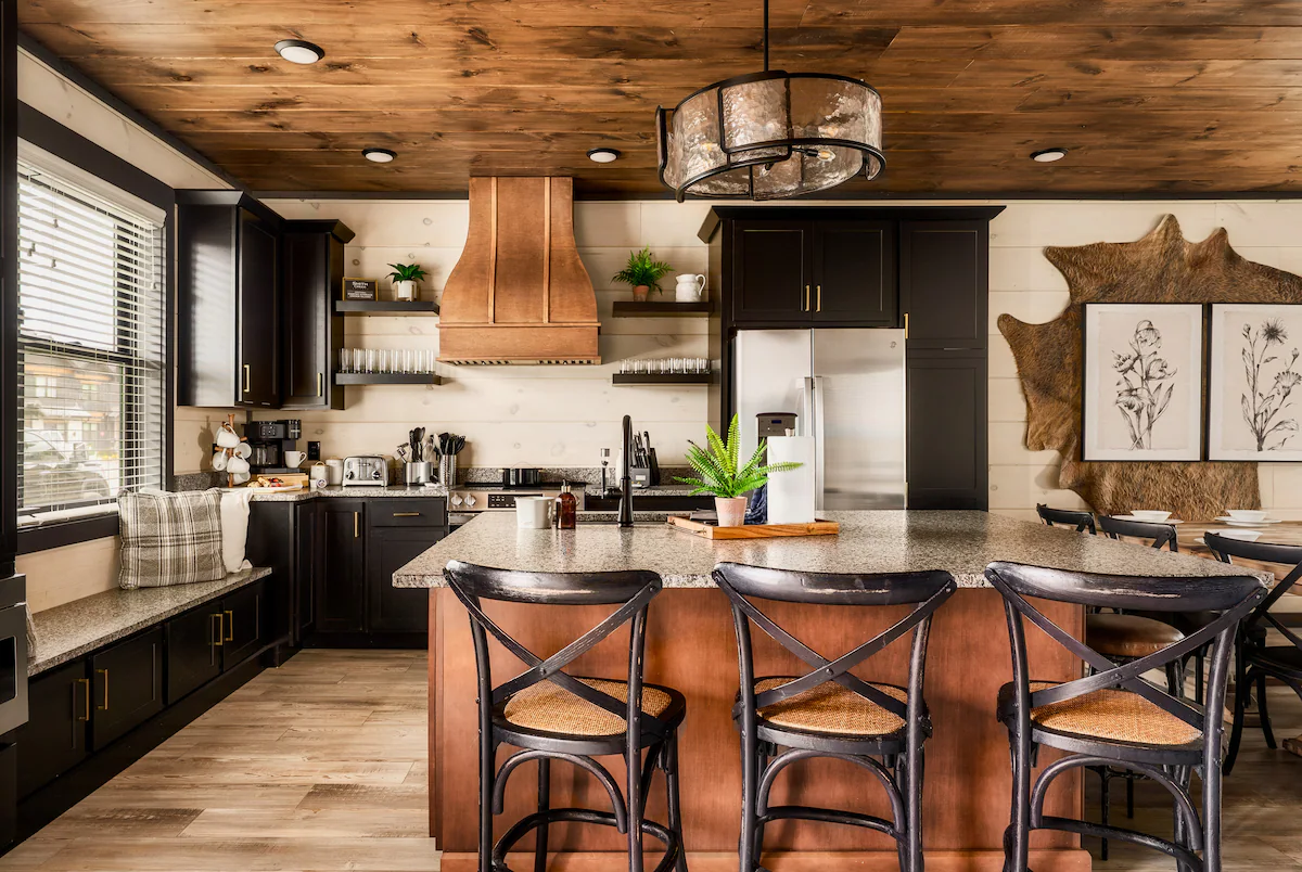 5BR Cabin, Hot Tub & Waterpark, Sleeps 18 — photo 4