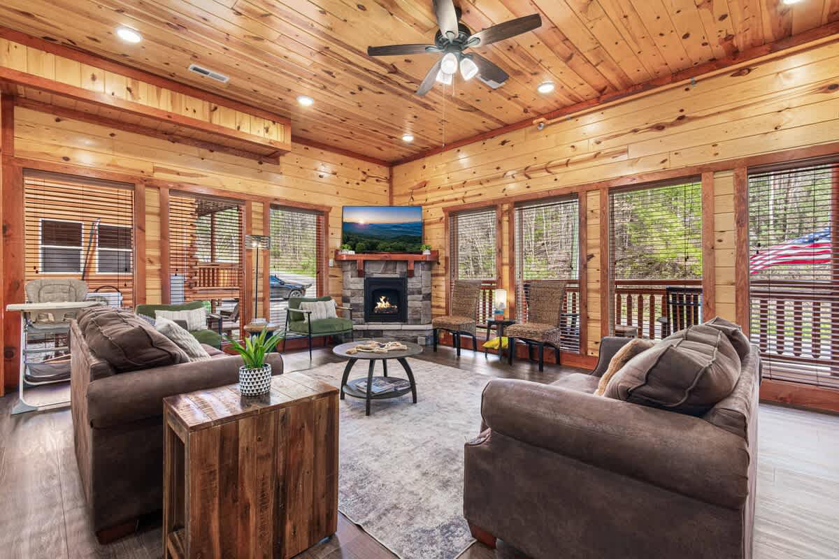 Mountain Views, Indoor Pool, Game Room, By Parkway — photo 2