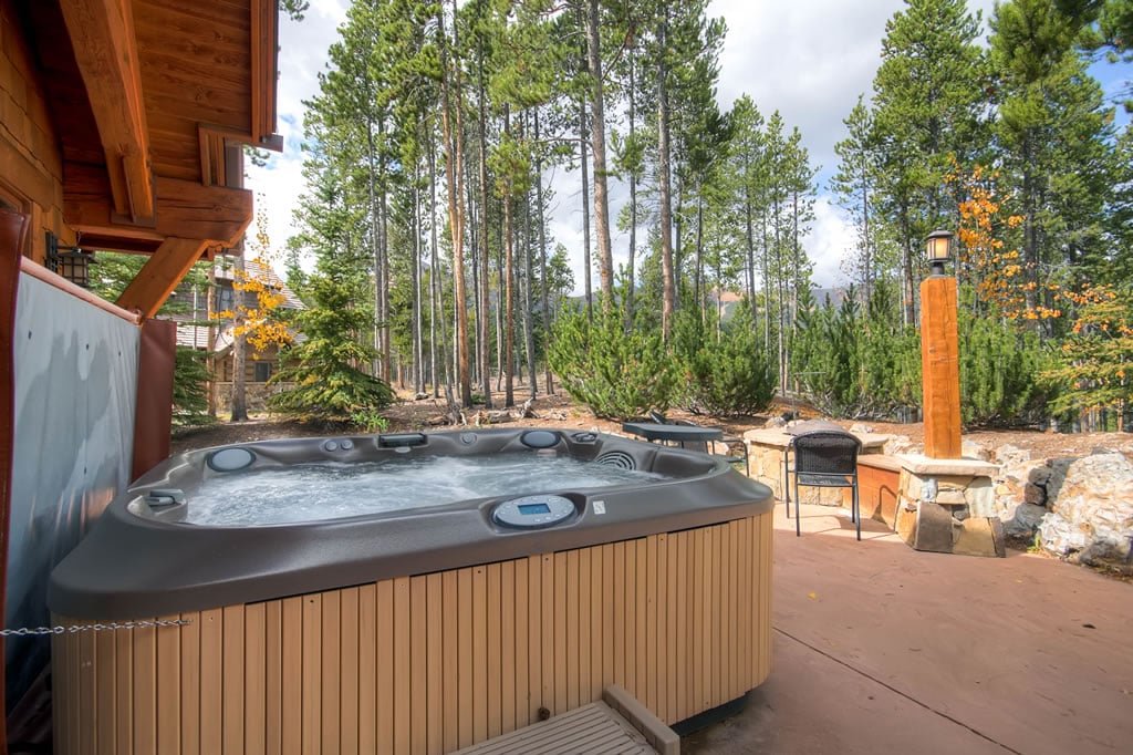 Hatari Lodge-Shock Hill Ski Home, Hot Tub, Media Room, Walk to Gondola - Mountain Vacation Lodging — photo 2