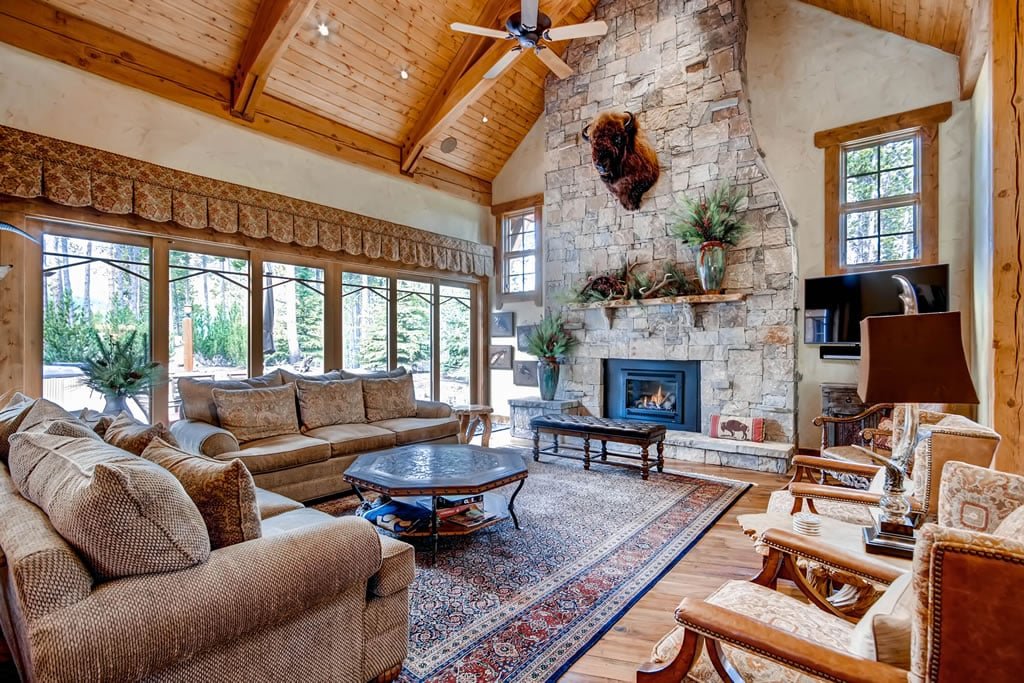 Hatari Lodge-Shock Hill Ski Home, Hot Tub, Media Room, Walk to Gondola - Mountain Vacation Lodging — photo 3