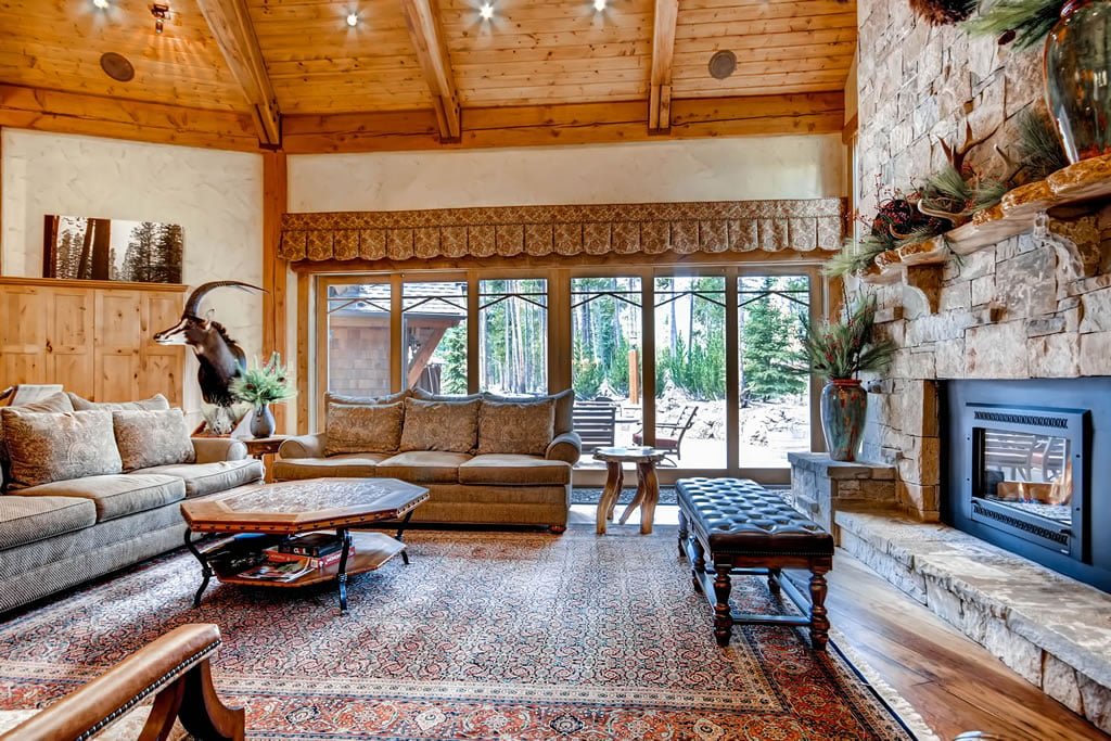 Hatari Lodge-Shock Hill Ski Home, Hot Tub, Media Room, Walk to Gondola - Mountain Vacation Lodging — photo 5