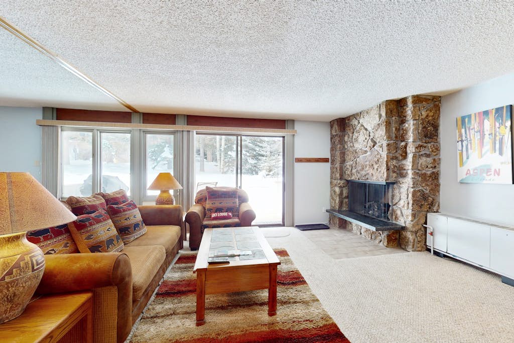 Ski-in/out Condo studio w/heated pool, sauna, W/D — photo 3