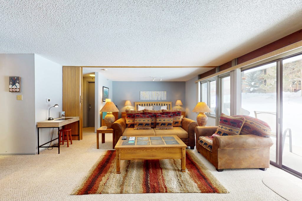 Ski-in/out Condo studio w/heated pool, sauna, W/D — photo 4
