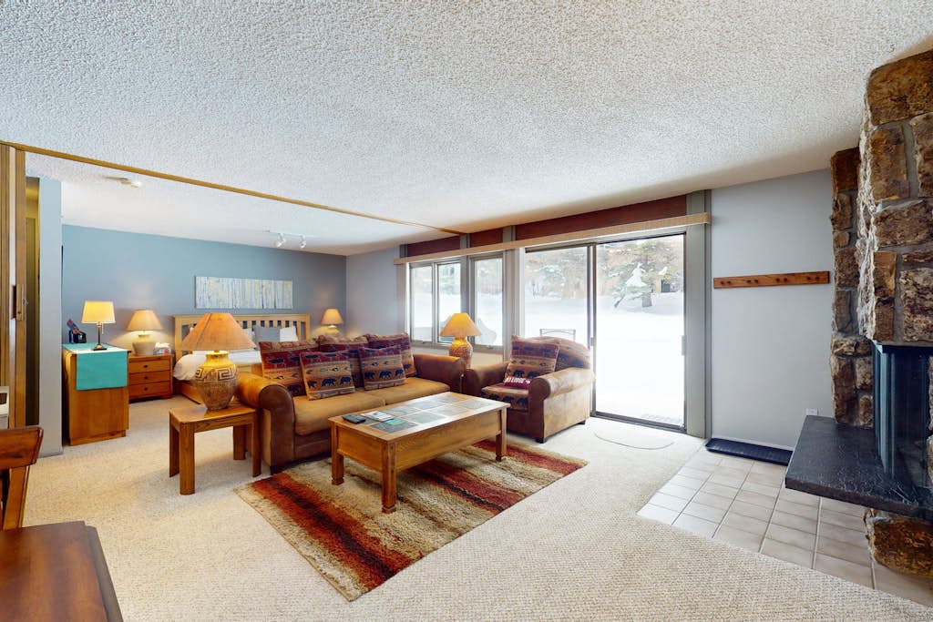 Ski-in/out Condo studio w/heated pool, sauna, W/D — photo 5