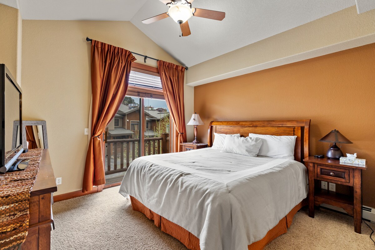 Near Ski Area~Spacious Townhome~Winter Shuttle — photo 4