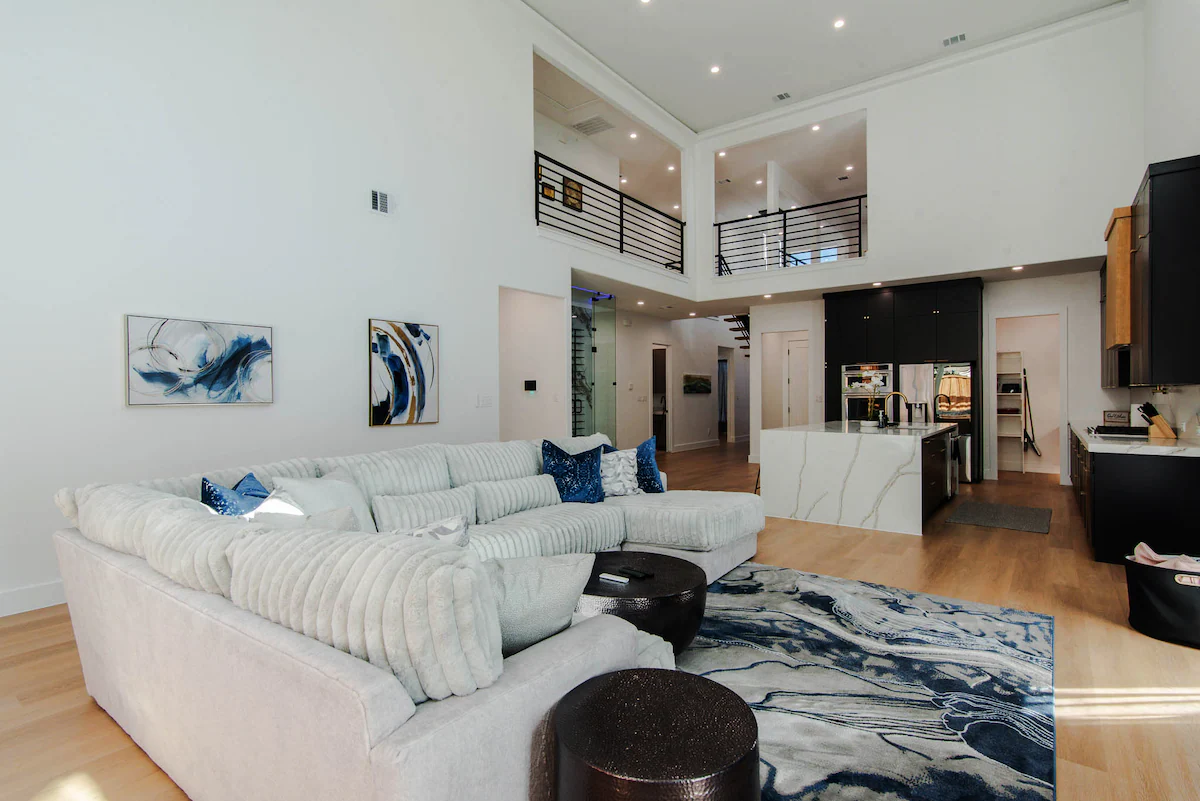 SkyLuxe Five | Modern 5BR | Rooftop + Photo Studio — photo 2