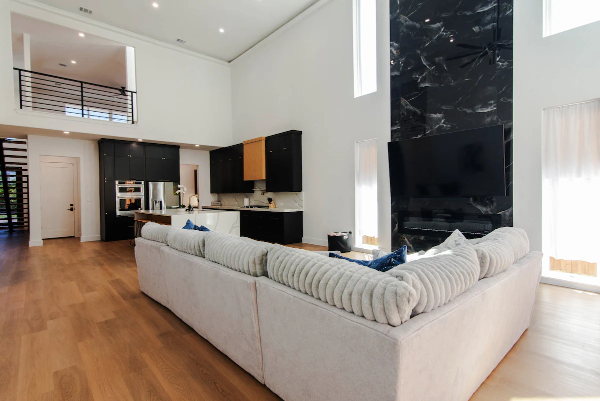 SkyLuxe Five | Modern 5BR | Rooftop + Photo Studio — photo 3