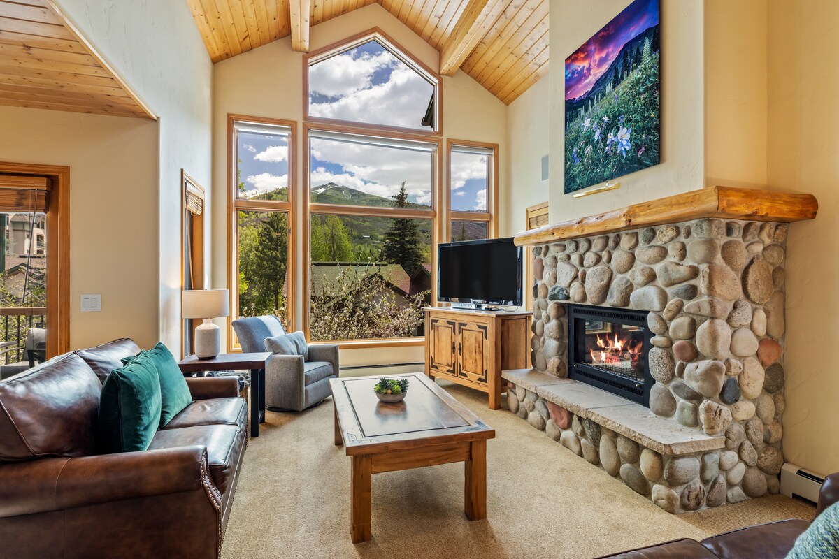4bd Townhome w Mtn Views Pool and Hot Tub 1079 — photo 2