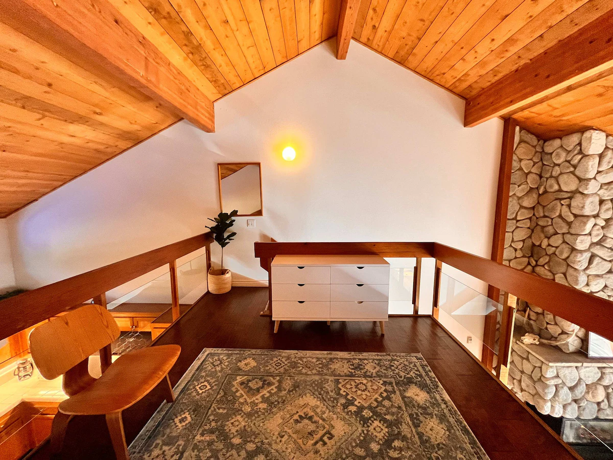 Beautifully Decorated Ski Condo with Mtn Views — photo 2
