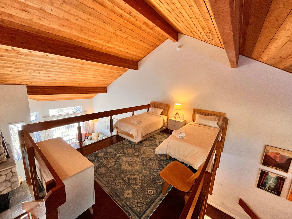 Beautifully Decorated Ski Condo with Mtn Views — photo 3