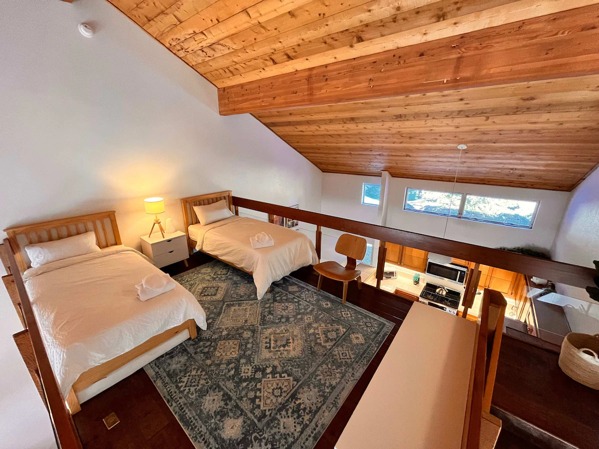 Beautifully Decorated Ski Condo with Mtn Views — photo 4
