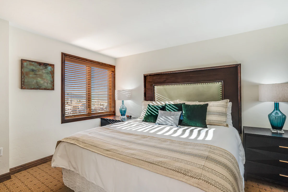 Bear Claw 209 Ski-In/Out Condo + Ski Shuttle! — photo 4