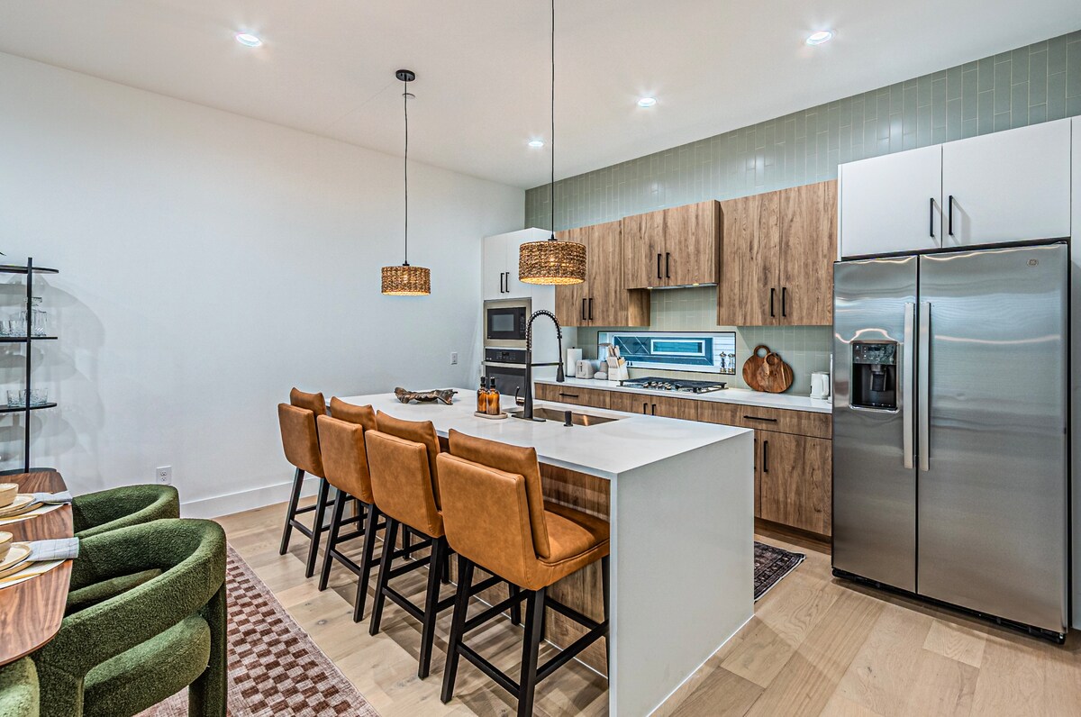Home in Dallas · ★5.0 · 3 bedrooms · 4 beds · 3.5 private baths — photo 3