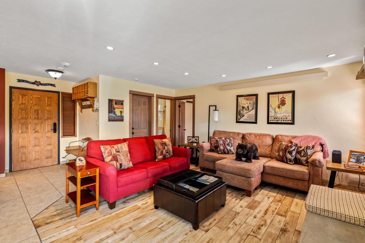 Bear Claw 313 Ski-In/Out Condo + Ski Shuttle! — photo 4