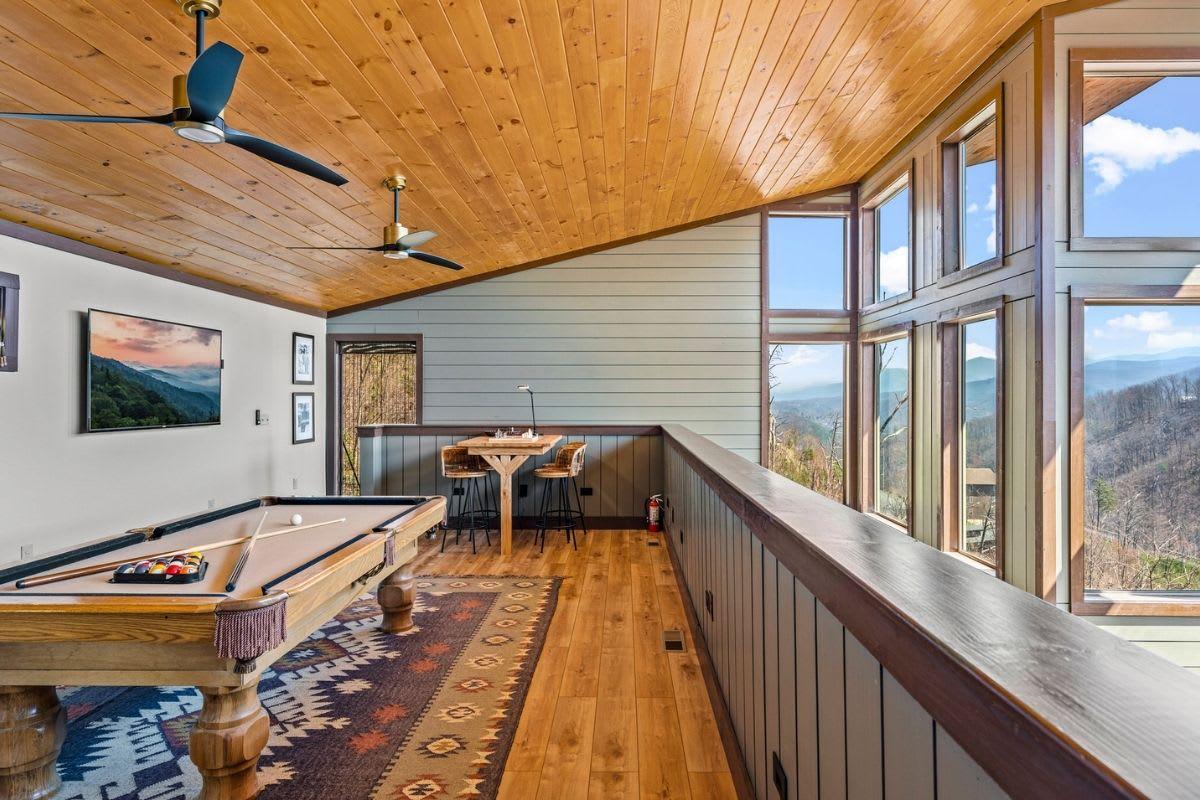 Luxury Cabin Mountain Views, Hot Tub & Game Loft — photo 2