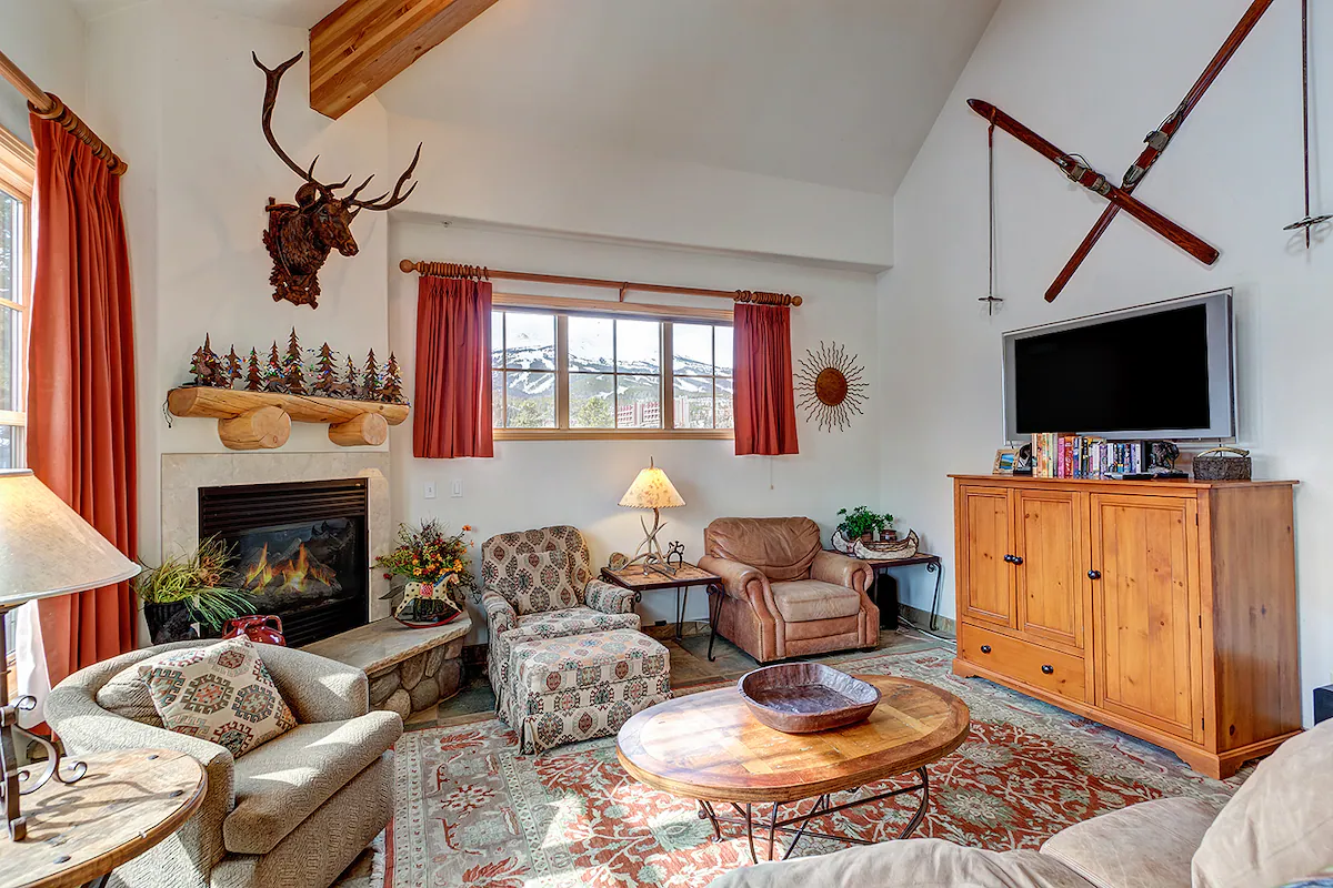 Walk to downtown, corner unit with mountain views! — photo 2