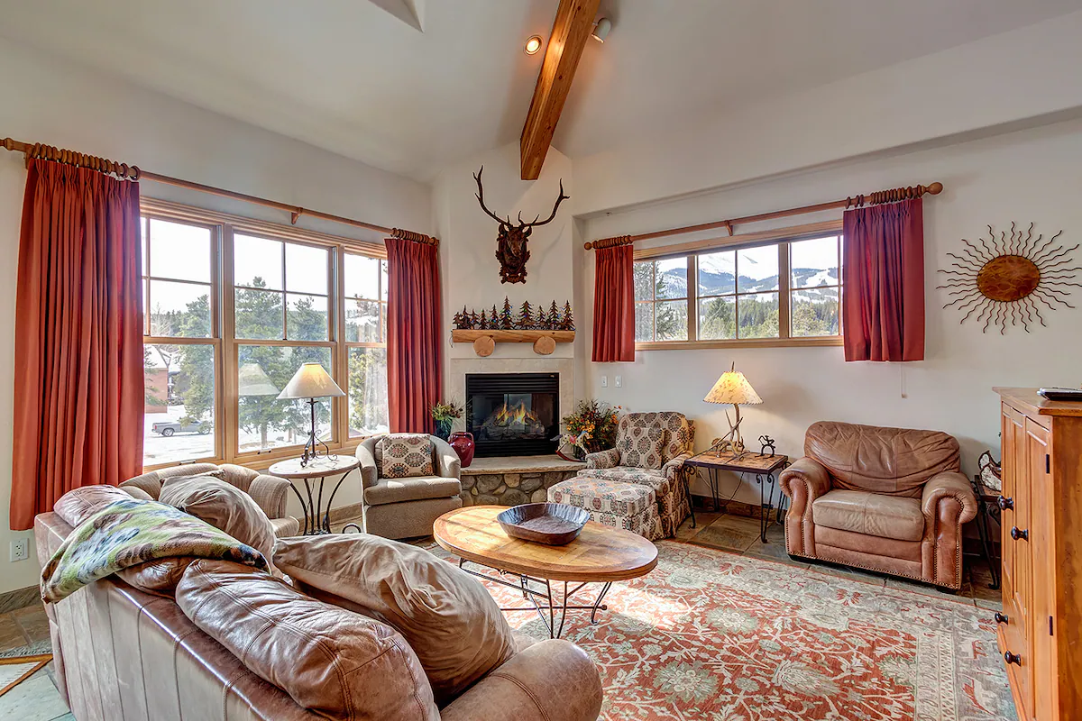 Walk to downtown, corner unit with mountain views! — photo 3
